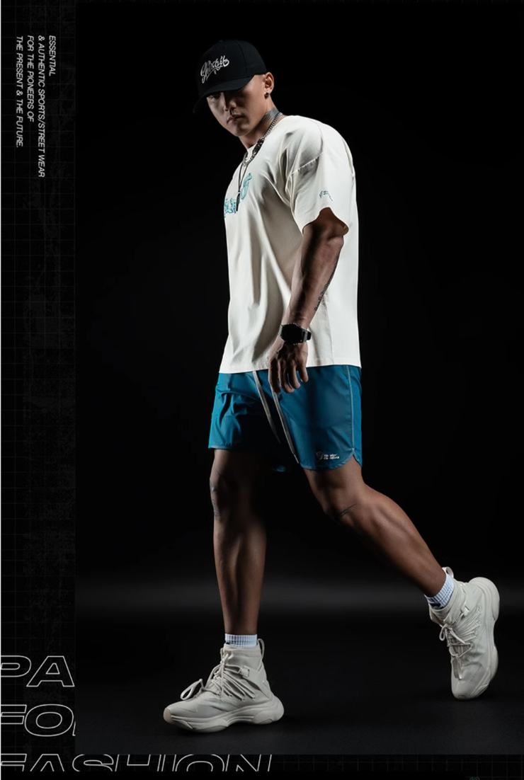 アーバンフリーフロー グラフィックTシャツ