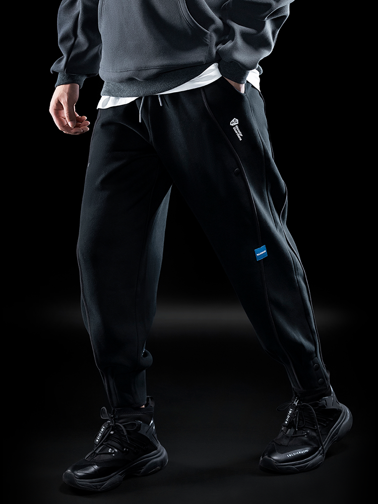Two-tone fleece pants.WARRIOR
