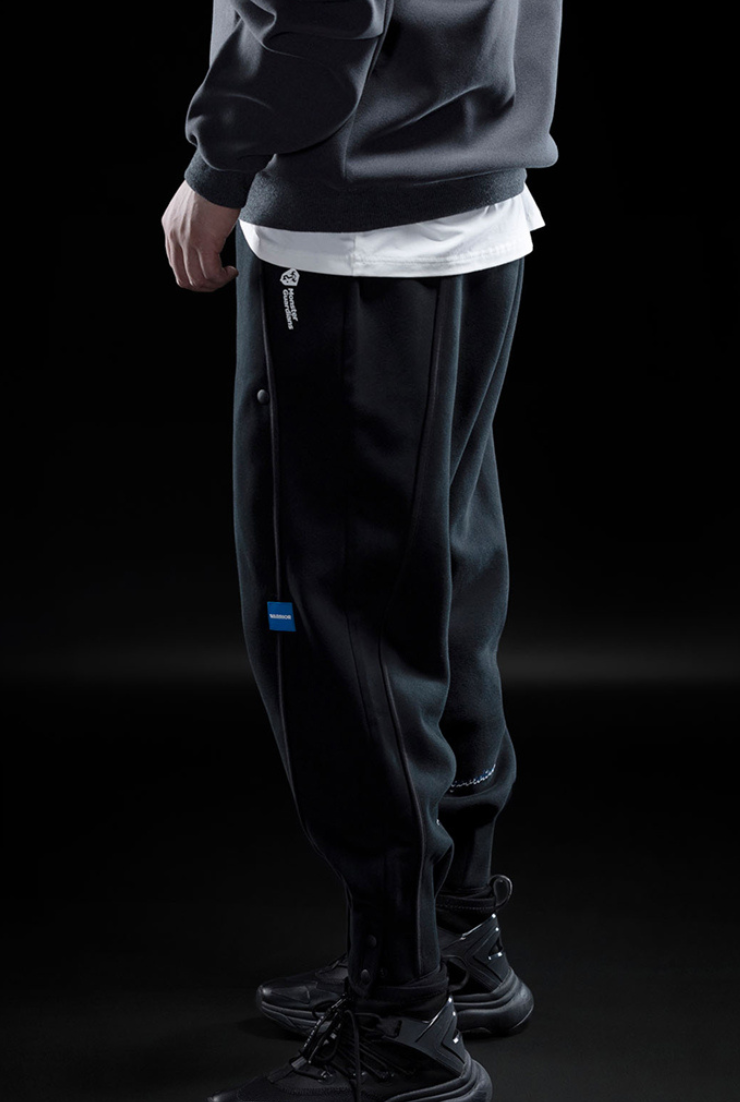 Two-tone fleece pants.WARRIOR